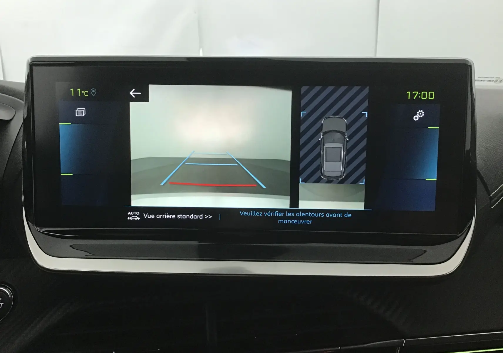 Écran central du Peugeot 2008 électrique 2022 affichant la caméra de recul et l'aide au stationnement.