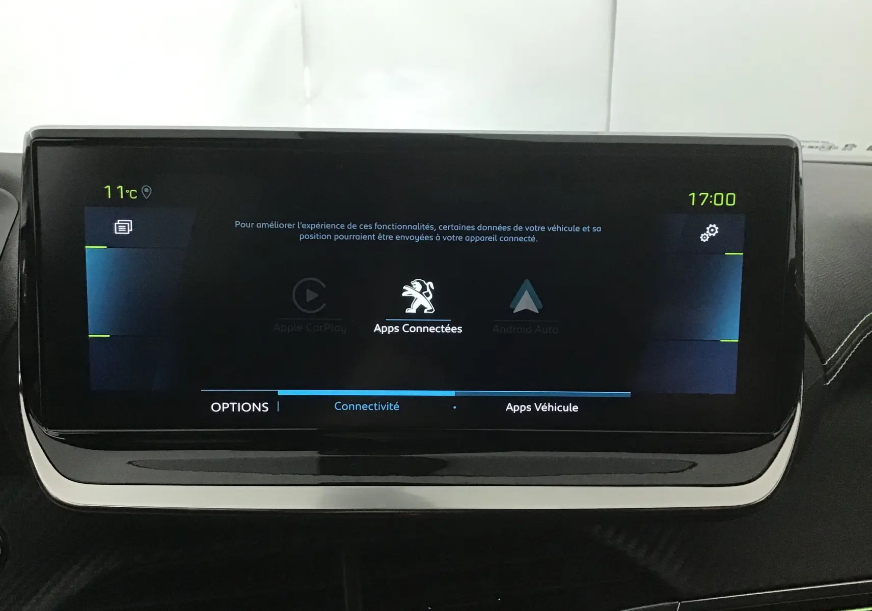 Écran tactile central du tableau de bord du Peugeot 2008 électrique 2022 affichant les options de connectivité et apps véhicule.