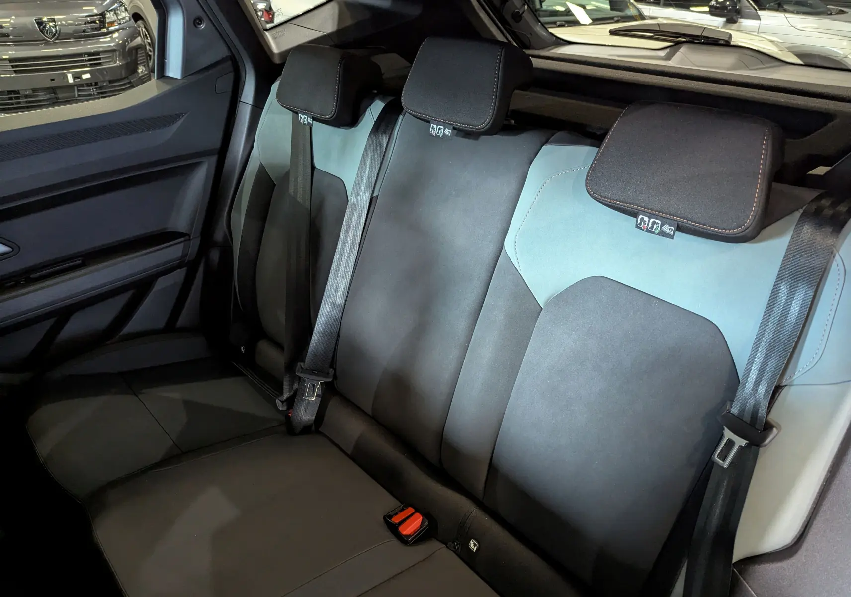 Vue intérieure sur les sièges arrière bicolores gris et noir du Dacia Duster Mild Hybrid 130 CH 4x2 EXTRÊME 2025.