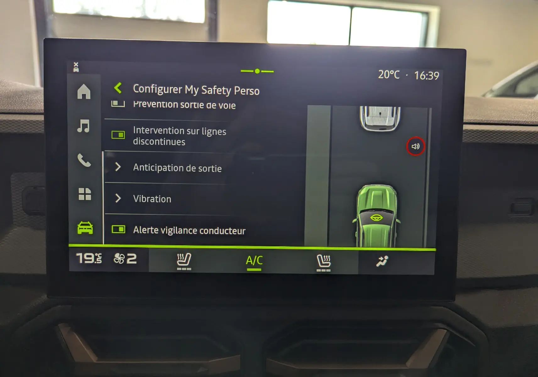 Écran tactile intérieur du Dacia Duster 2025 affichant les réglages de sécurité et la vue aérienne du véhicule gris schiste.