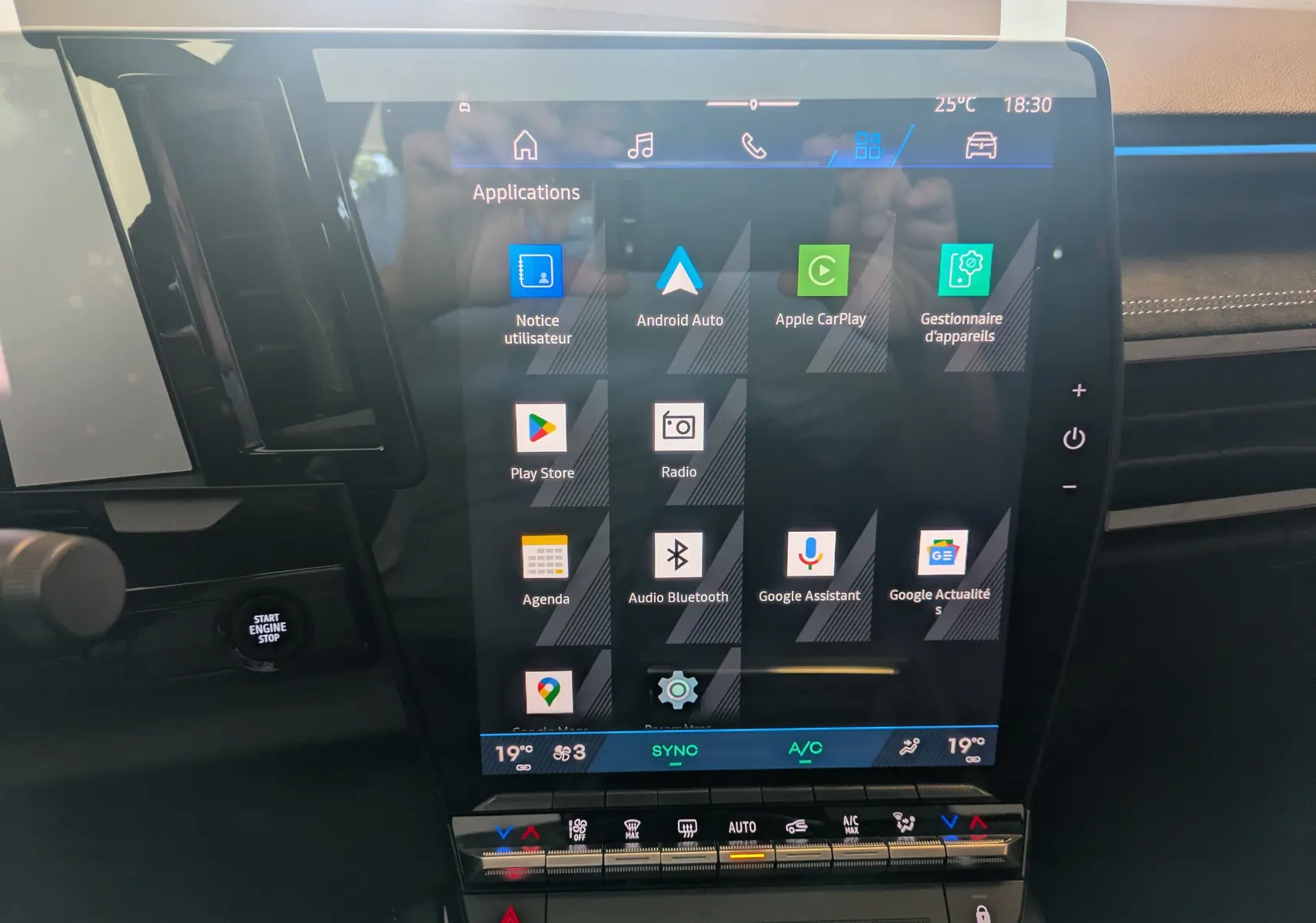 Écran tactile central du tableau de bord du Renault Espace VI hybride, affichant les applications connectées.