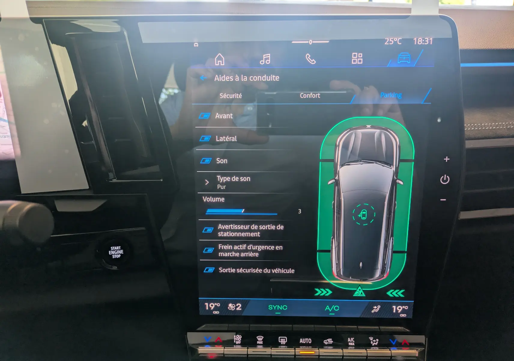 Écran tactile intérieur du Renault Espace VI hybride montrant les aides à la conduite avec vue stylisée du véhicule en gris schiste.