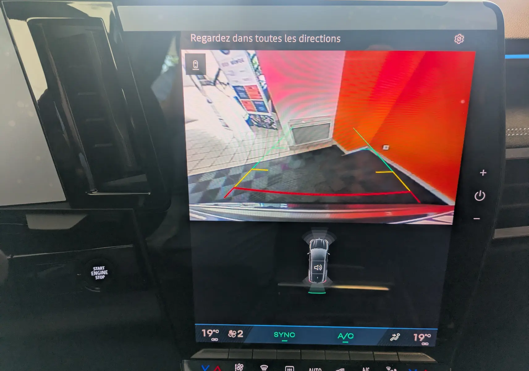 Écran central du Renault Espace VI hybride 2025 montrant la caméra de recul avec lignes de guidage colorées.