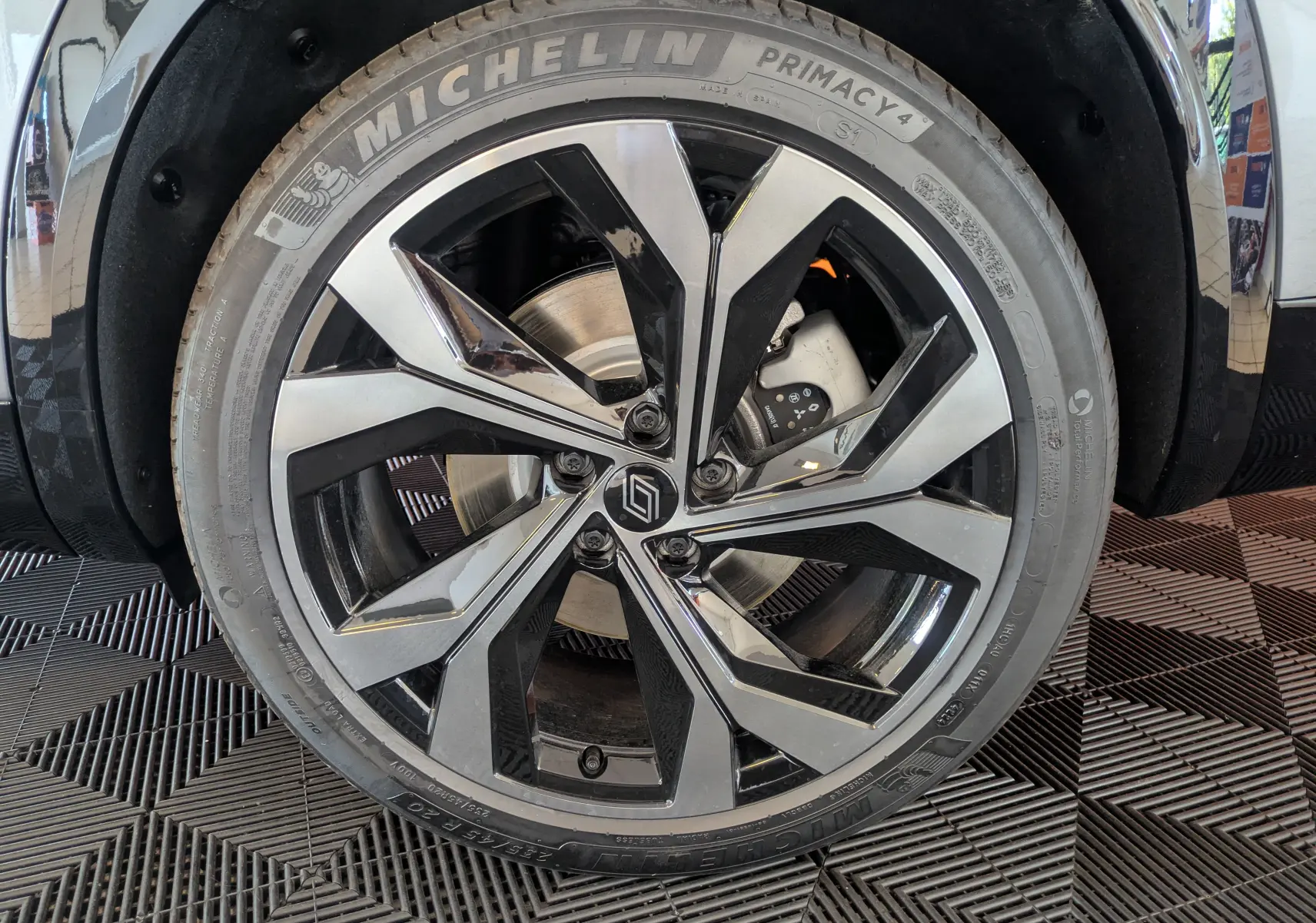 Gros plan sur la jante alliage 20'' Daytona noire et argentée du Renault Espace VI gris schiste, avec pneu Michelin Primacy 4.