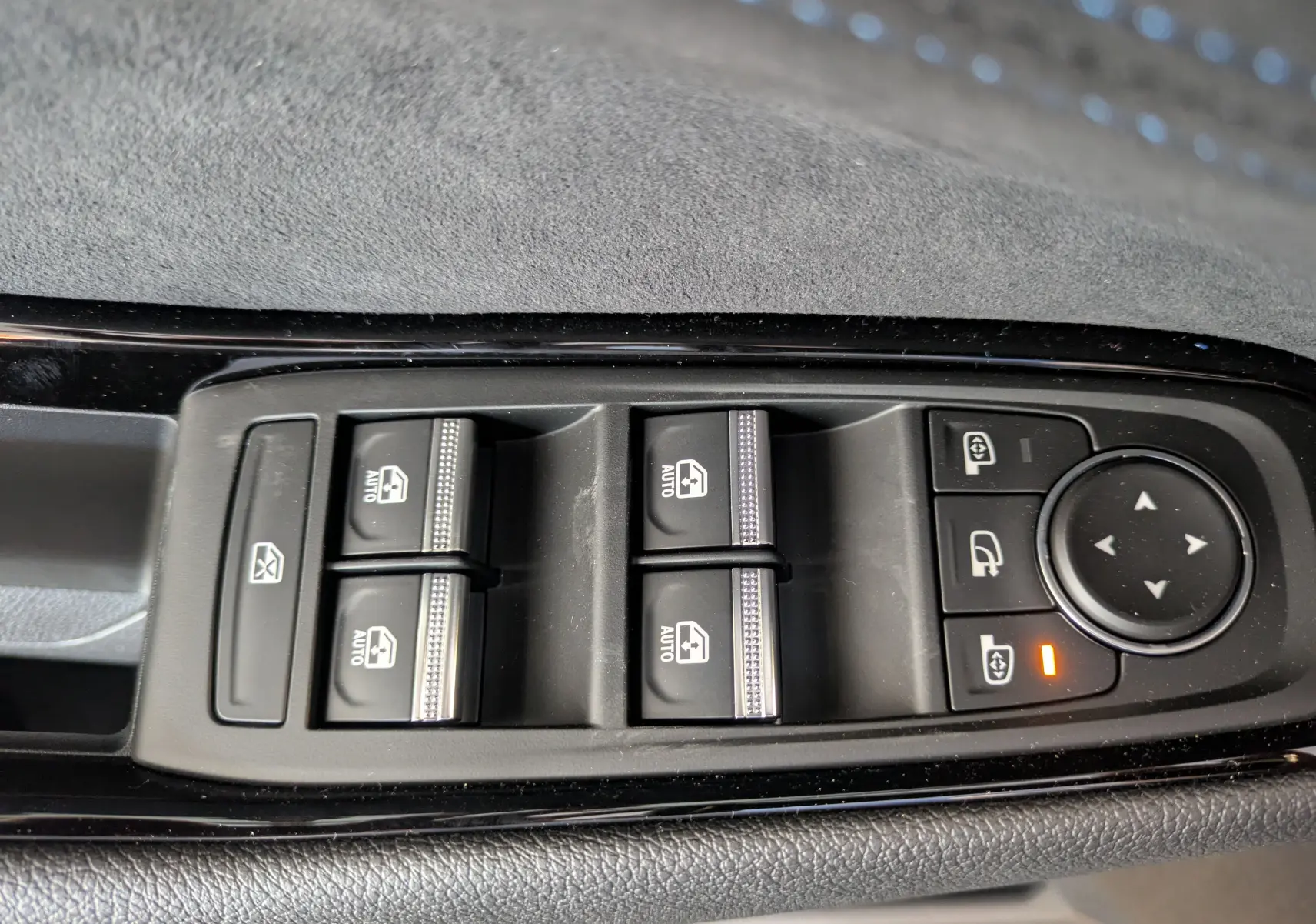 Panneau de commandes des vitres et rétroviseurs sur la porte côté conducteur du Renault Espace VI gris schiste.