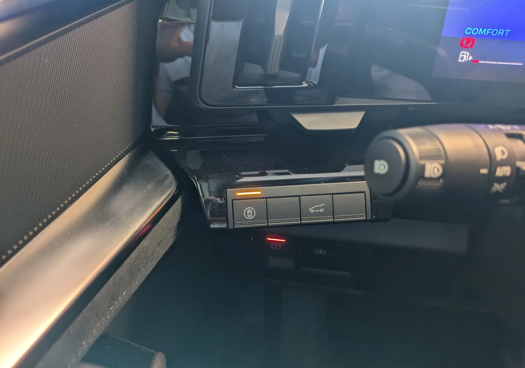 Détail des commandes intérieures côté gauche du tableau de bord du Renault Espace VI gris schiste, version hybride 2025.