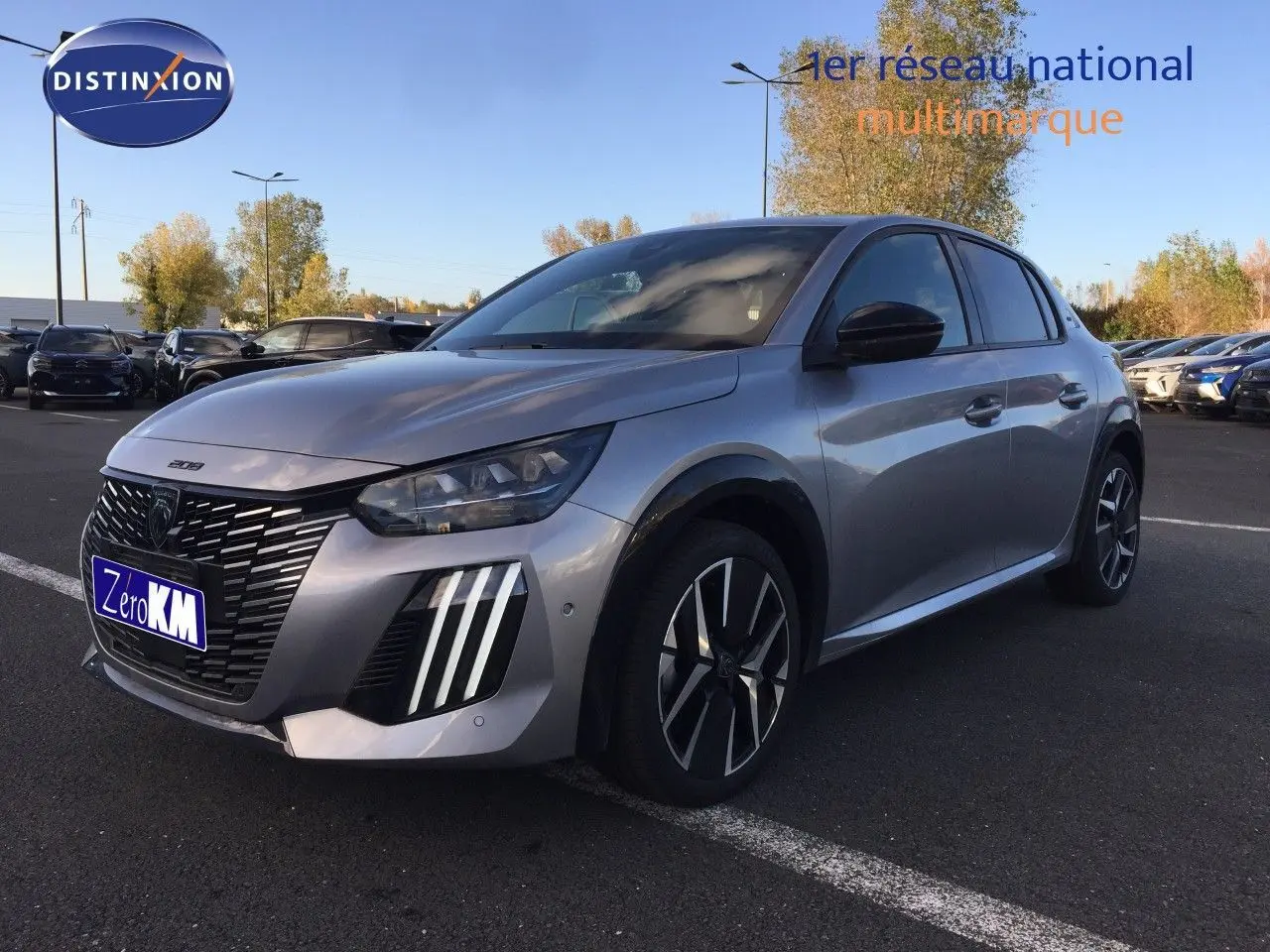 Peugeot 208 gris Artense métal vue 3/4 avant droit, avec phares LED et jantes alliage distinctives.