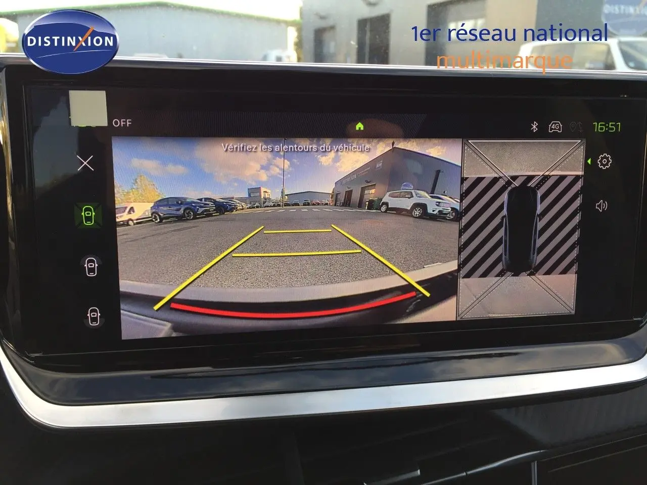 Affichage de la caméra de recul et vue 360° sur l'écran multimédia d'une Peugeot 208 gris Artense, intérieur moderne.