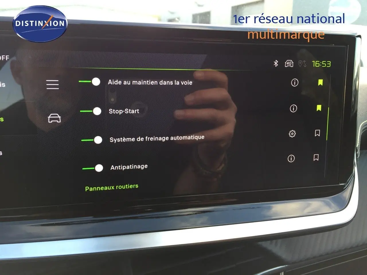 Écran tactile central affichant les aides à la conduite dans l'habitacle d'une Peugeot 208 gris Artense métal.