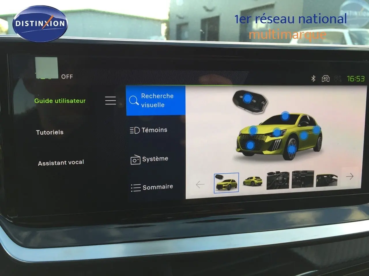 Écran tactile intérieur montrant l'interface d'aide visuelle du Peugeot 208 gris Artense, vue frontale du véhicule stylisé.