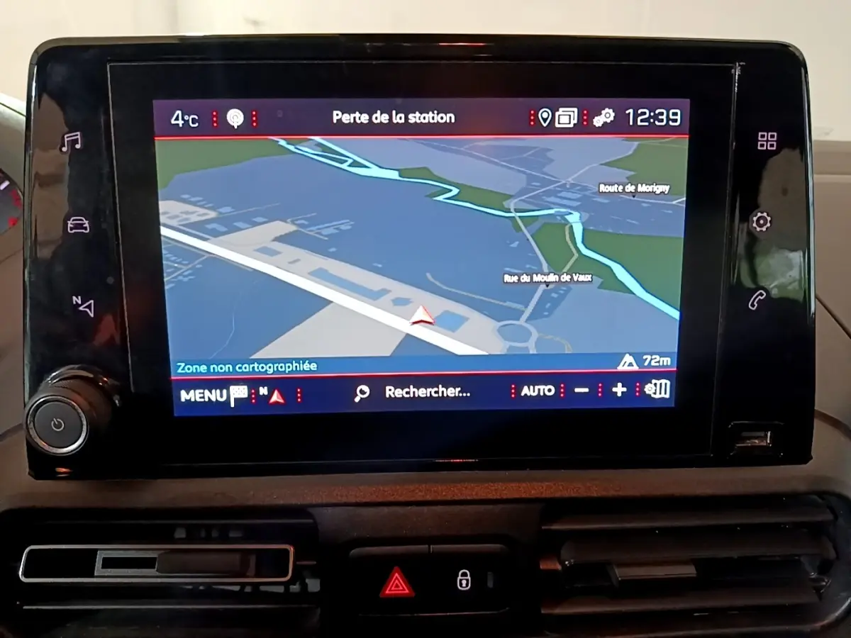 Écran tactile central du tableau de bord du Peugeot Rifter marron, affichant la navigation GPS en gros plan.