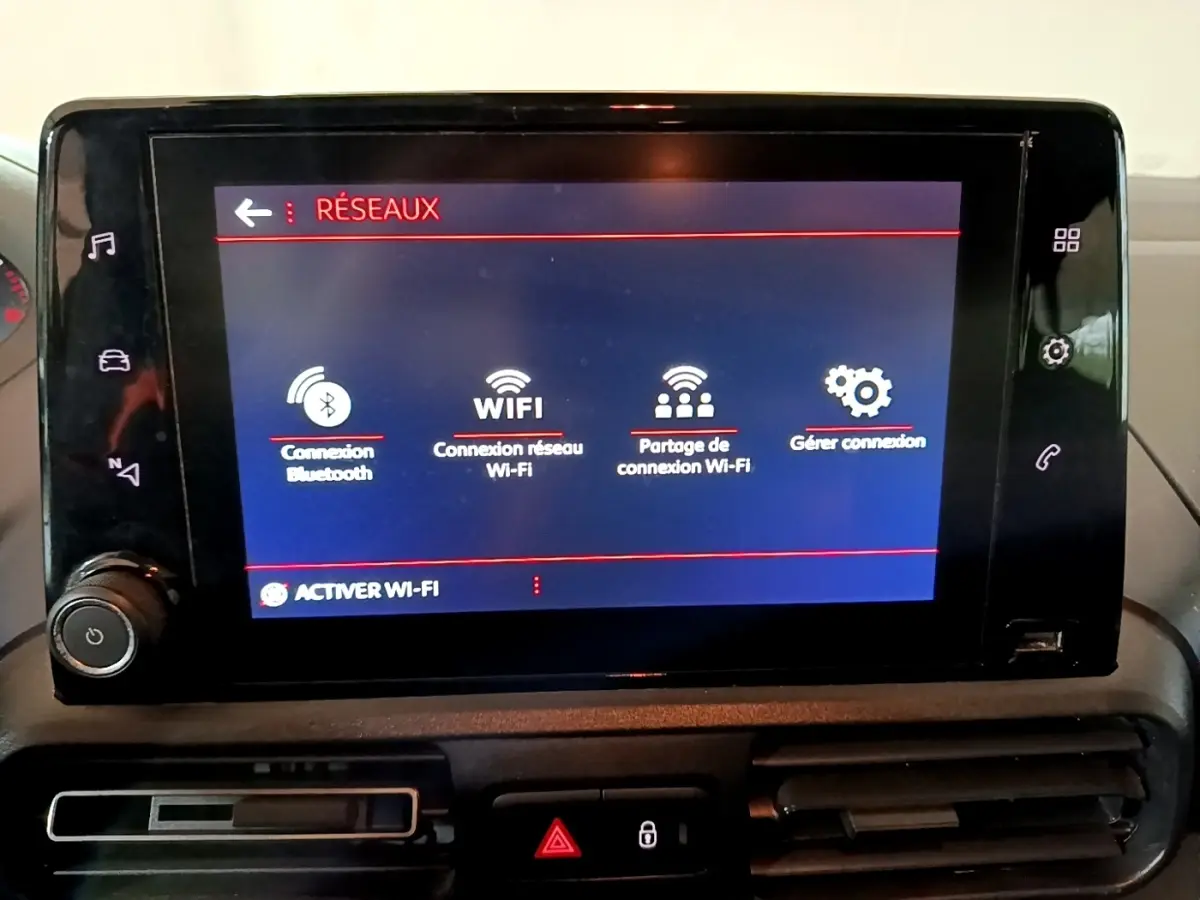 Écran tactile central du tableau de bord du Peugeot Rifter marron 2019 affichant les options de connexion Wi-Fi et Bluetooth.