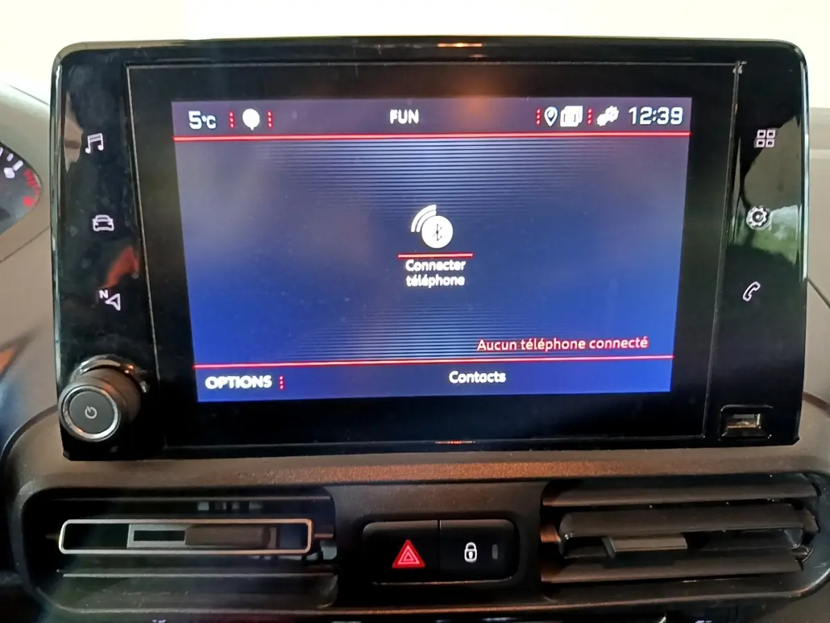 Écran tactile central du tableau de bord du Peugeot Rifter 2019, affichant la connexion Bluetooth téléphone.