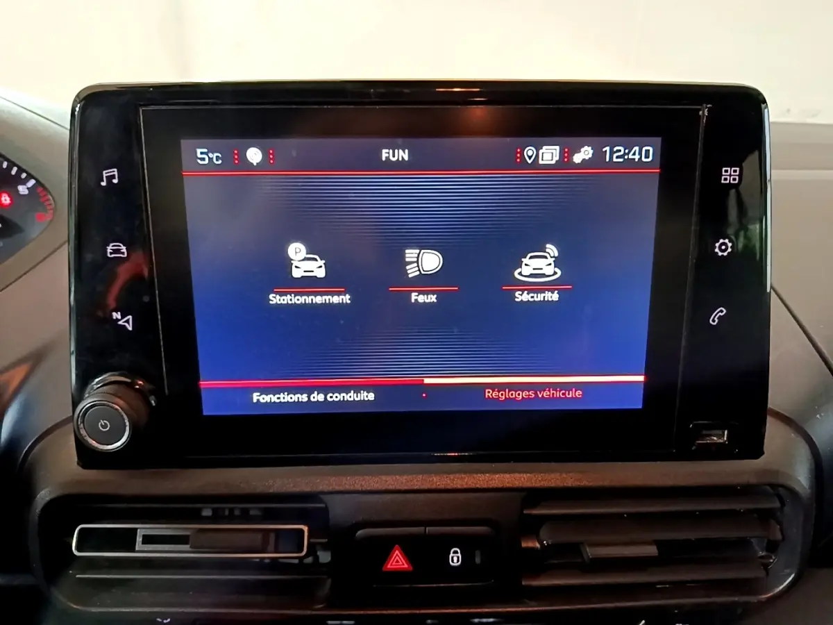 Écran tactile central du tableau de bord du Peugeot Rifter BlueHDi 100 Allure 2019 affichant les réglages véhicule.