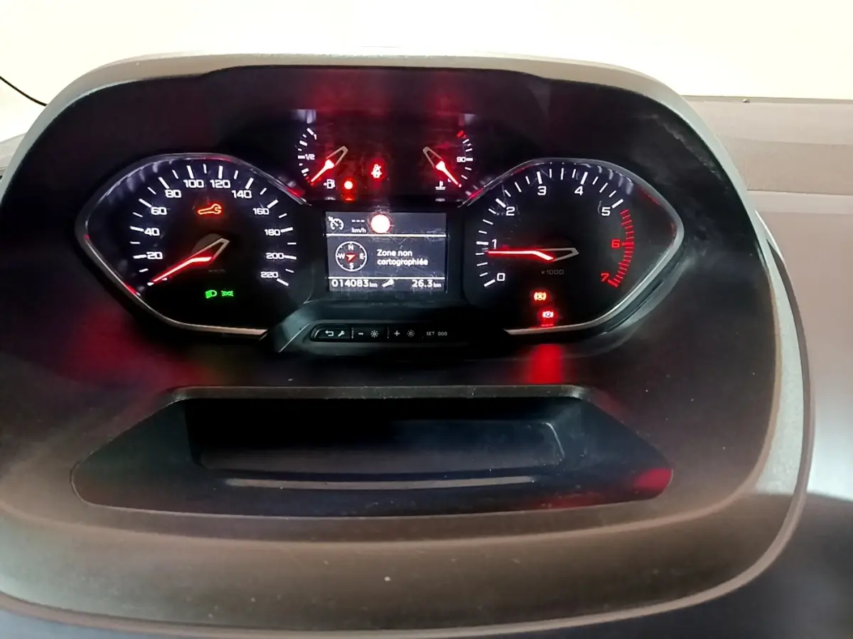 Tableau de bord du Peugeot Rifter BlueHDi 100 Allure 2019 avec affichage digital et compteurs éclairés en rouge.