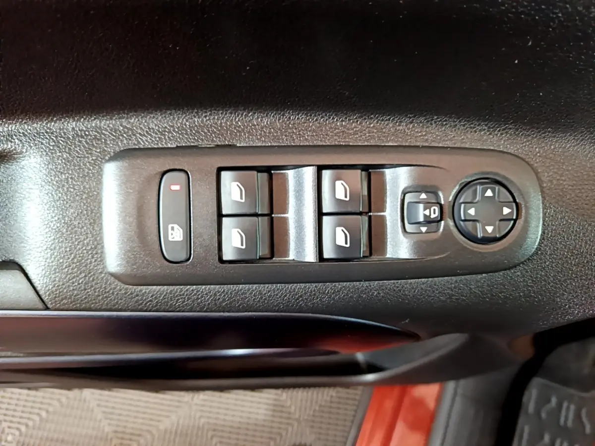 Commandes des vitres électriques et rétroviseurs sur la porte côté conducteur du Peugeot Rifter marron 2019.