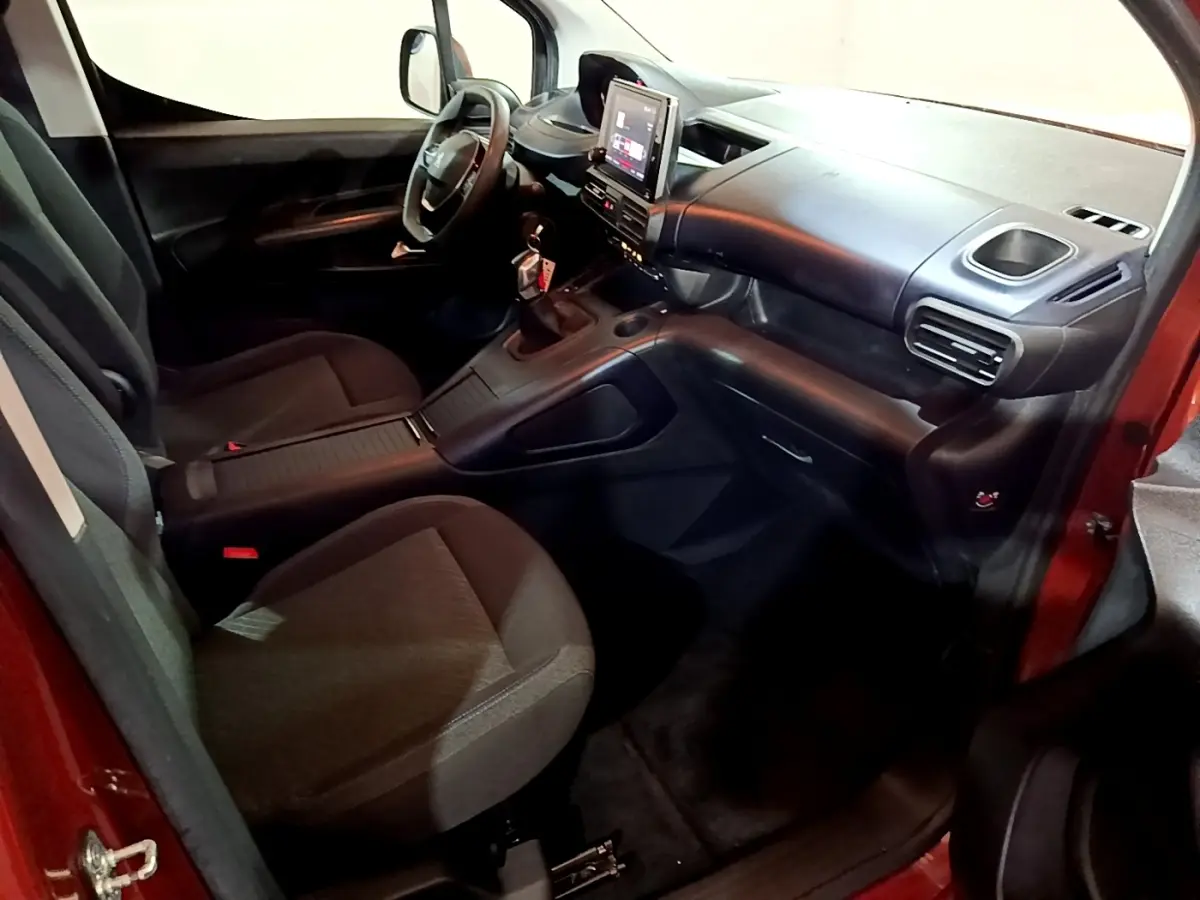 Intérieur côté conducteur du Peugeot Rifter marron 2019, avec tableau de bord moderne et écran tactile central.