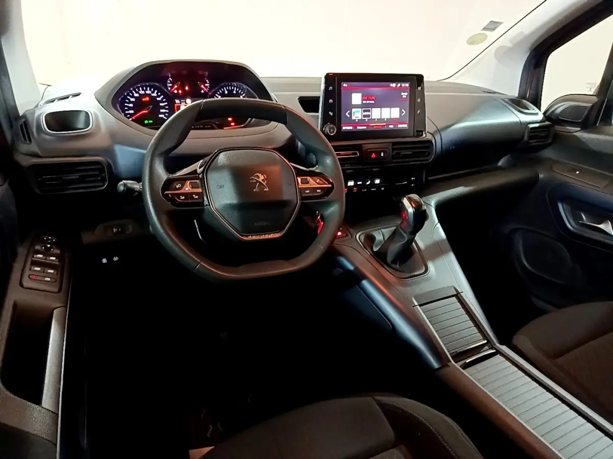 Intérieur du Peugeot Rifter BlueHDi 100 Allure 2019, vue du poste de conduite avec volant multifonction et écran tactile central.