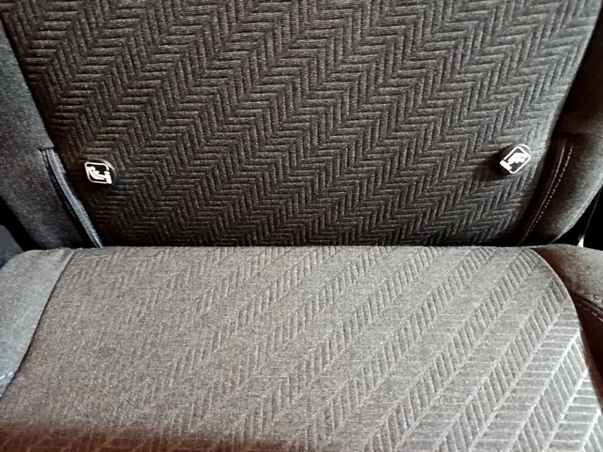 Détail de la banquette arrière en tissu gris avec fixation Isofix visible sur un Peugeot Rifter marron 2019.