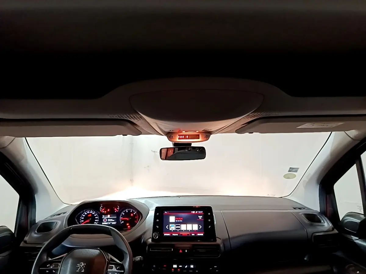 Intérieur du Peugeot Rifter marron 2019, vue frontale sur tableau de bord avec écran tactile et volant multifonctions.
