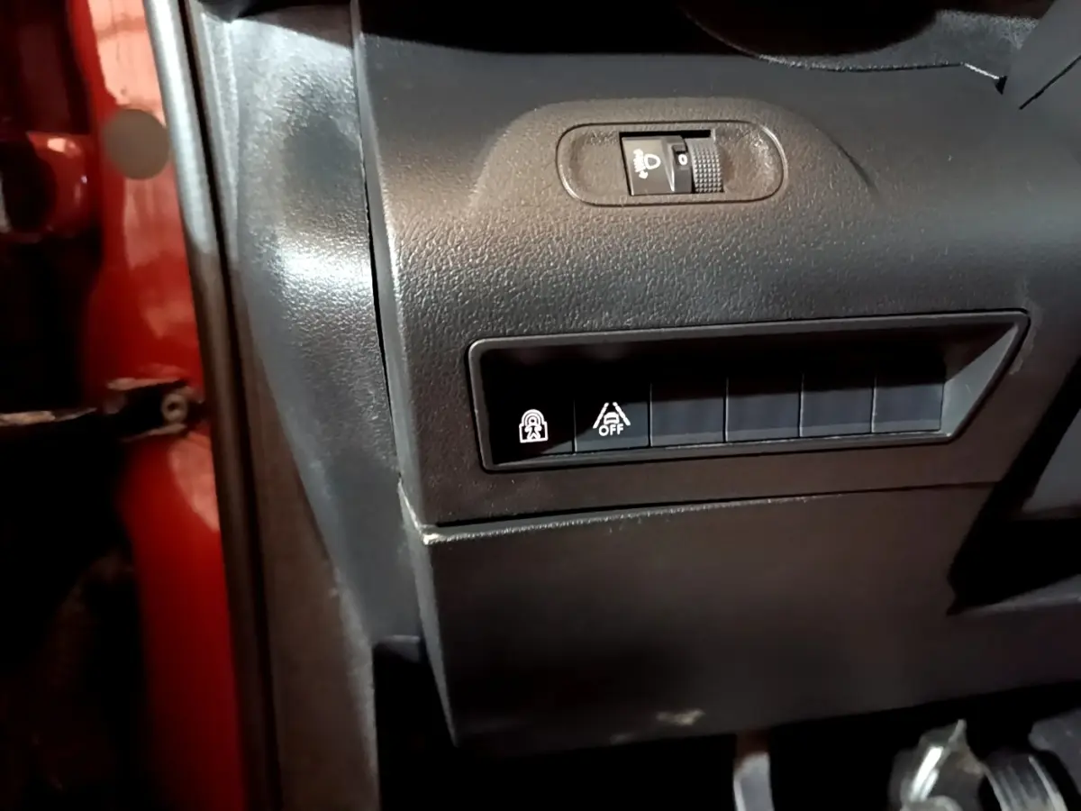 Détail du tableau de bord côté gauche du Peugeot Rifter marron 2019 montrant les commandes d'assistance à la conduite.