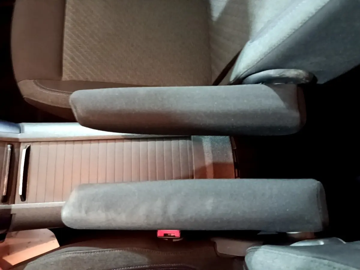 Gros plan sur les accoudoirs avant en tissu gris et marron du Peugeot Rifter BlueHDi 100 Allure 2019.