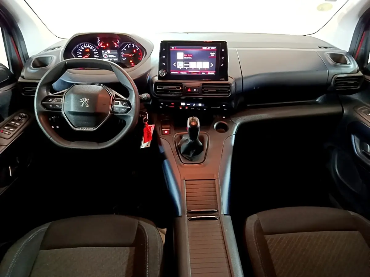 Intérieur noir du Peugeot Rifter BlueHDi 100 Allure 2019, vue frontale sur tableau de bord et volant multifonctions.