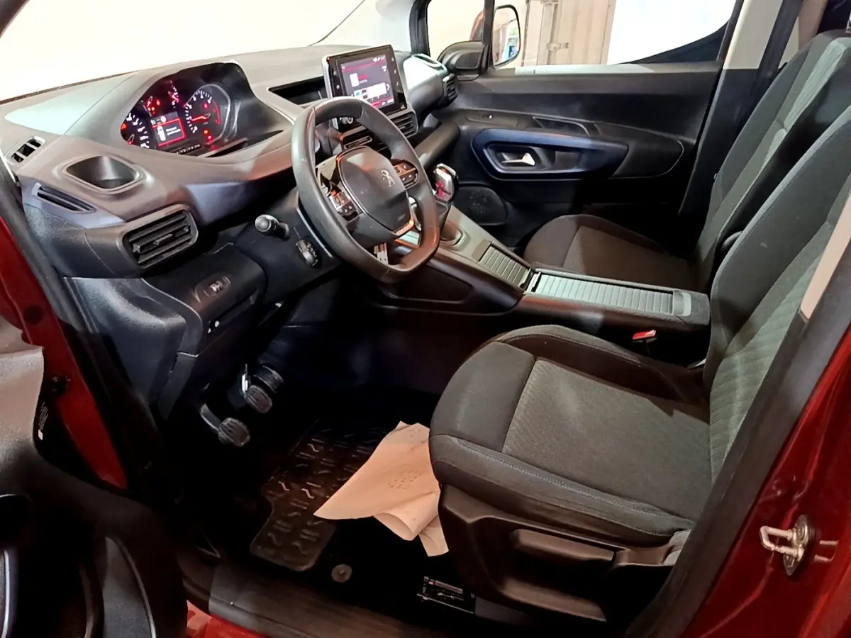 Intérieur côté conducteur du Peugeot Rifter marron 2019, tableau de bord avec écran tactile et volant multifonctions.