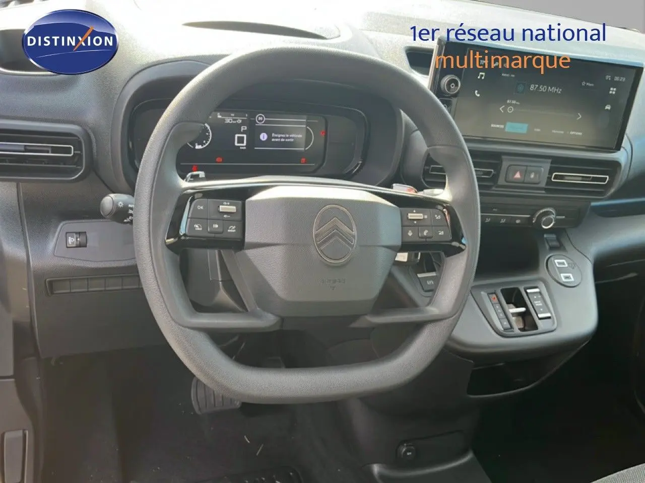 Vue intérieure centrée sur le volant multifonction et le tableau de bord numérique du Citroën Berlingo 2025.