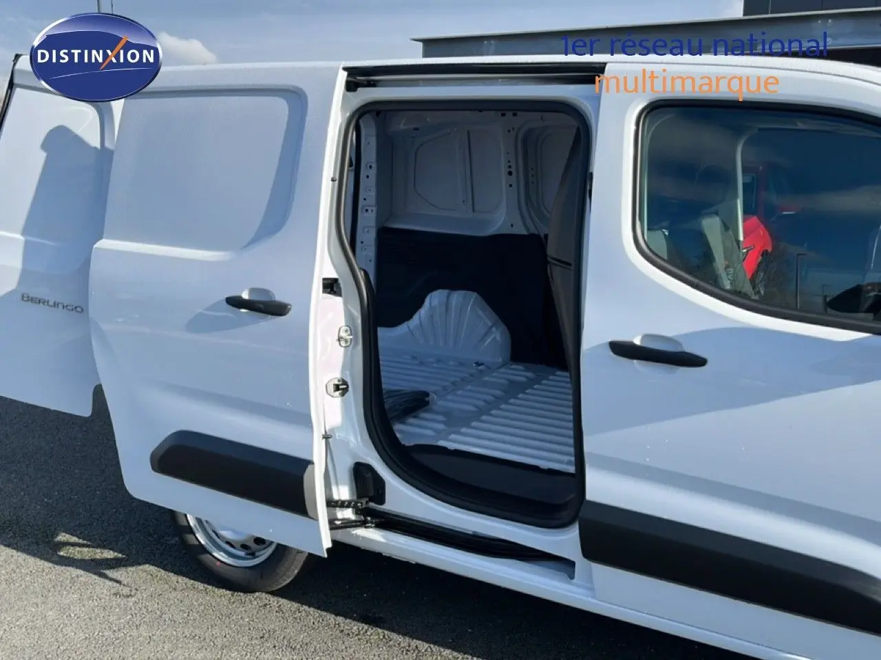 Vue latérale droite d’un Citroën Berlingo blanc icy 2025 avec porte coulissante ouverte dévoilant l’espace de chargement vide.
