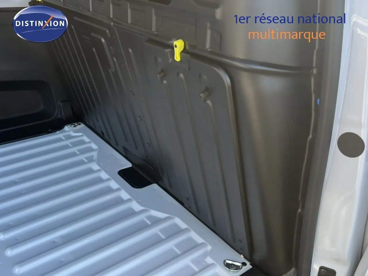 Vue intérieure de la zone de chargement du Citroën Berlingo Van blanc Icy, montrant la cloison arrière métallique et le plancher nervuré.