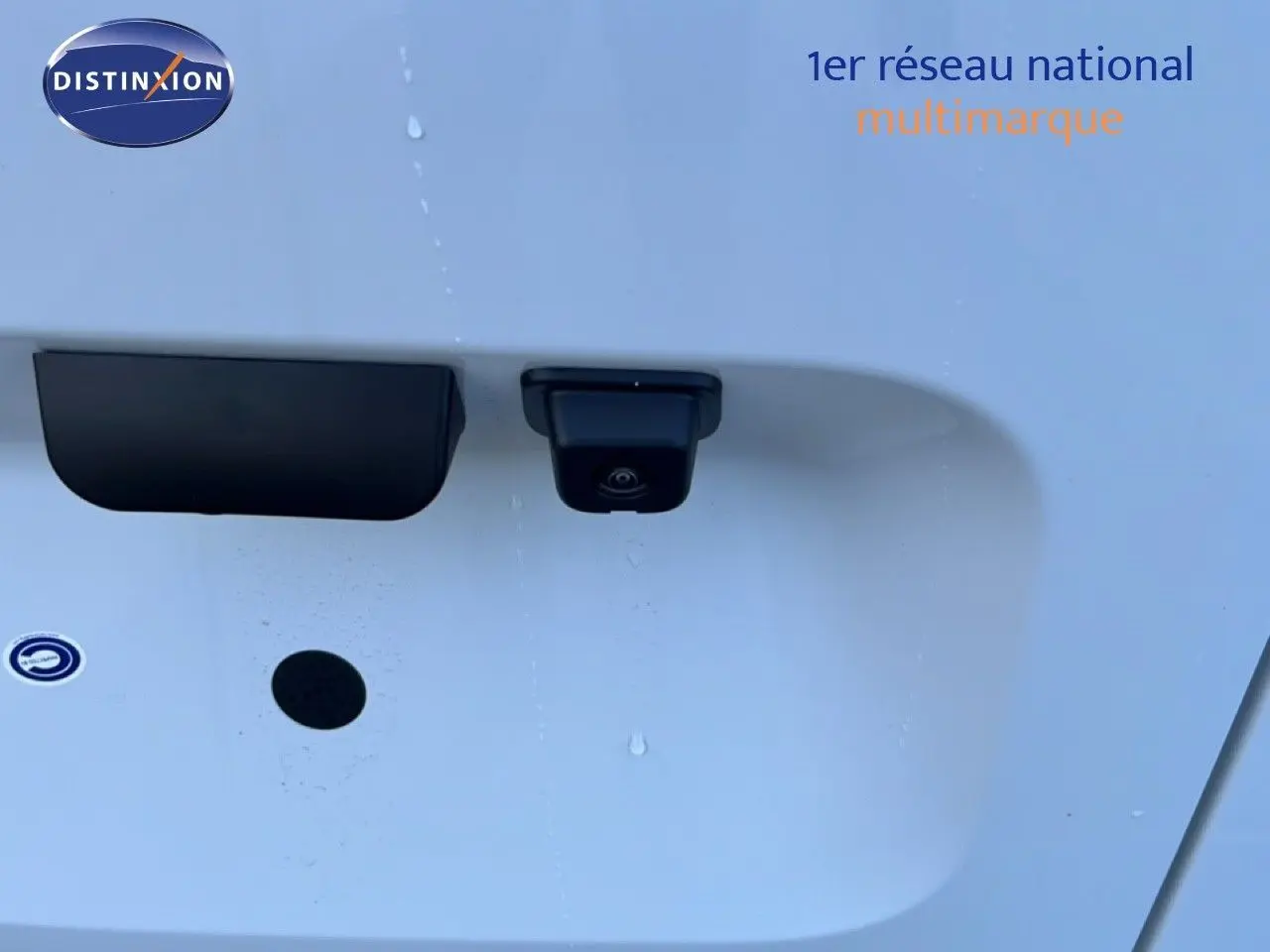 Gros plan sur la caméra de recul et la poignée arrière du Citroën Berlingo blanc Icy, version utilitaire 2025.