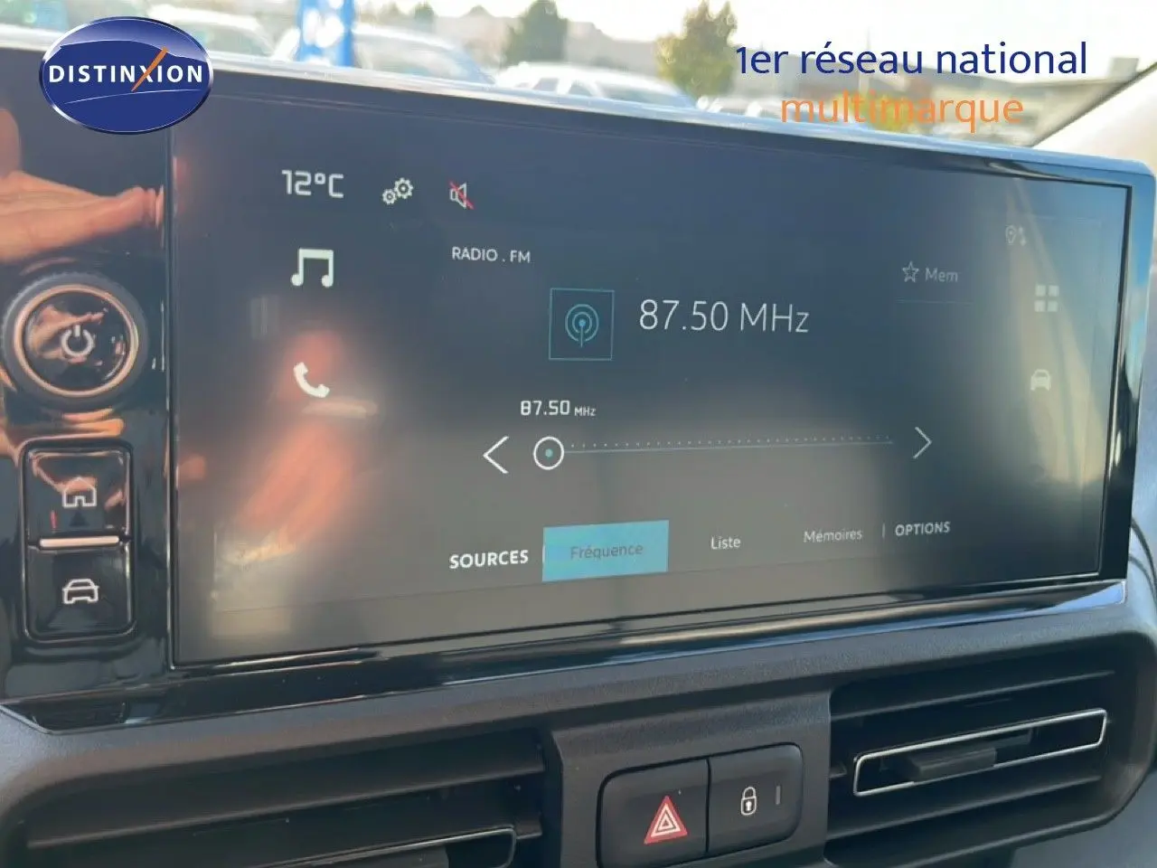 Écran tactile central du tableau de bord du Citroën Berlingo 2025, affichant la radio FM à 87,50 MHz.