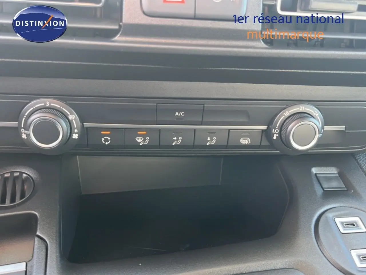 Tableau de bord du Citroën Berlingo 2025 blanc Icy, vue centrée sur les commandes de climatisation et ventilation.