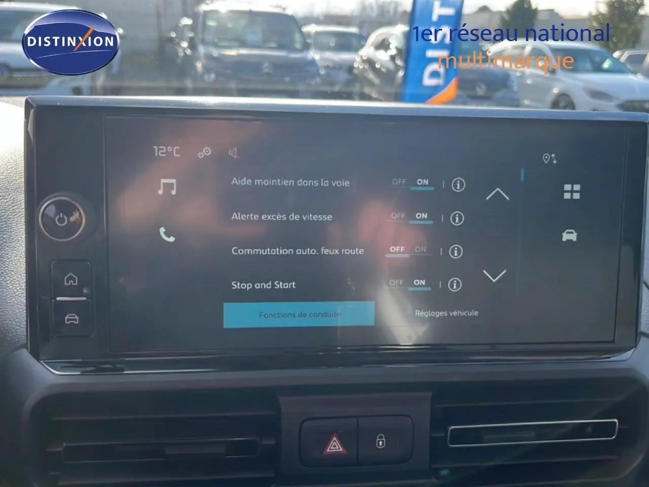 Écran tactile central du Citroën Berlingo blanc 2025 affichant les réglages d’aide à la conduite.