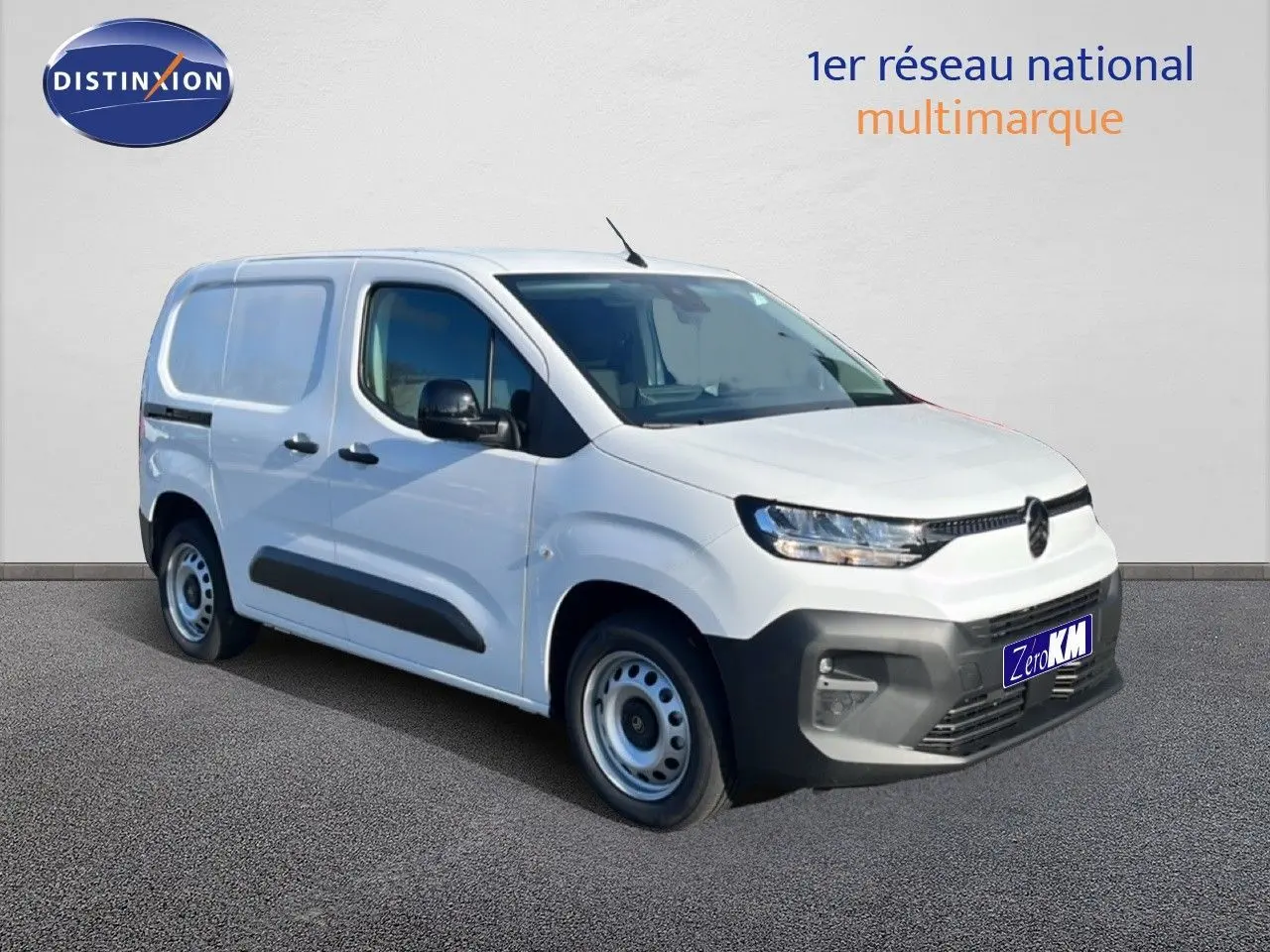 Vue 3/4 avant gauche d’un Citroën Berlingo blanc Icy version utilitaire avec pare-chocs noirs et jantes acier.
