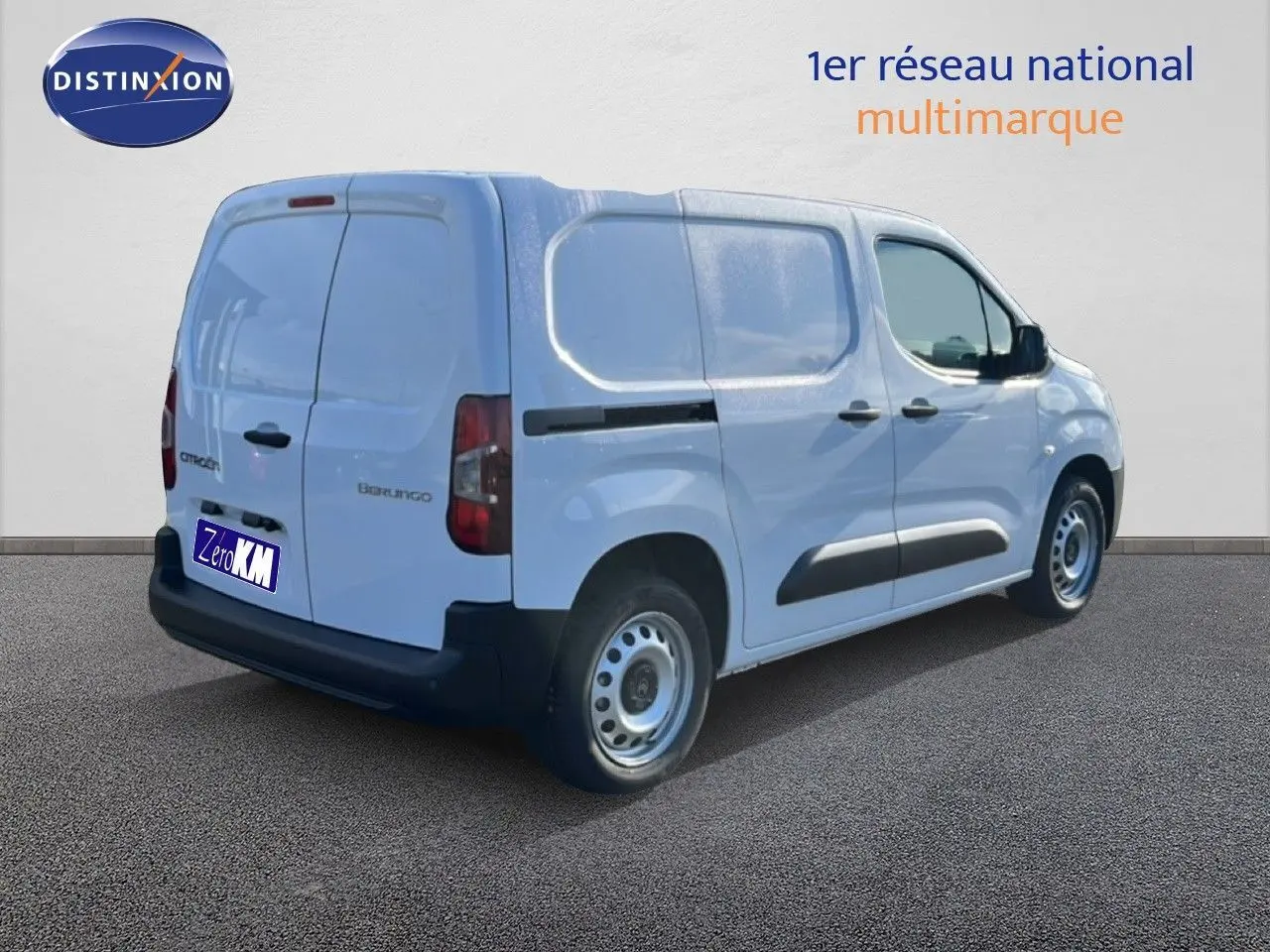 Vue 3/4 arrière droite d’un Citroën Berlingo blanc Icy version utilitaire avec portes arrière battantes et jantes acier.