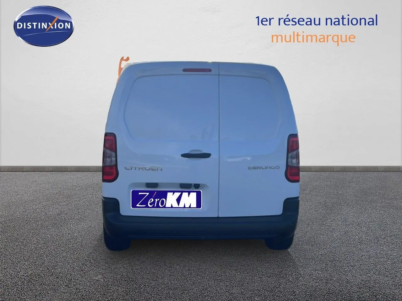 Vue arrière d’un Citroën Berlingo blanc Icy 2025 version Van M 650KG avec portes battantes fermées.