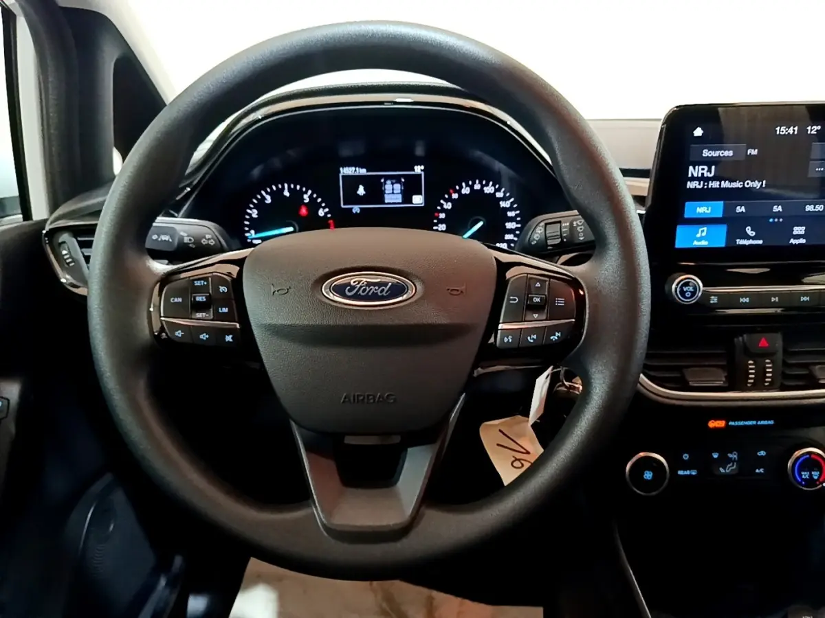 Vue centrée sur le volant multifonctions de la Ford Fiesta blanche 2022 avec tableau de bord et écran tactile.