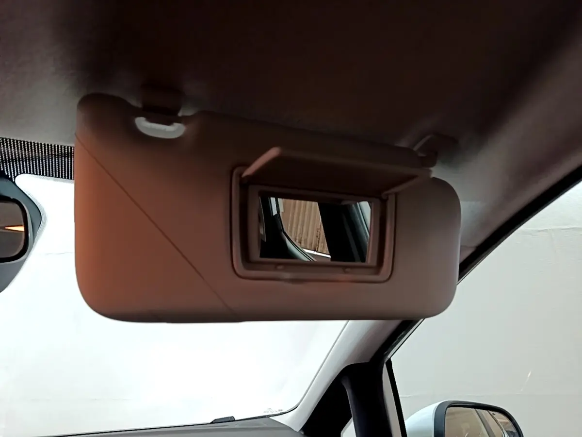 Détail du pare-soleil avec miroir intégré côté conducteur dans l'habitacle d'une Ford Fiesta blanche.