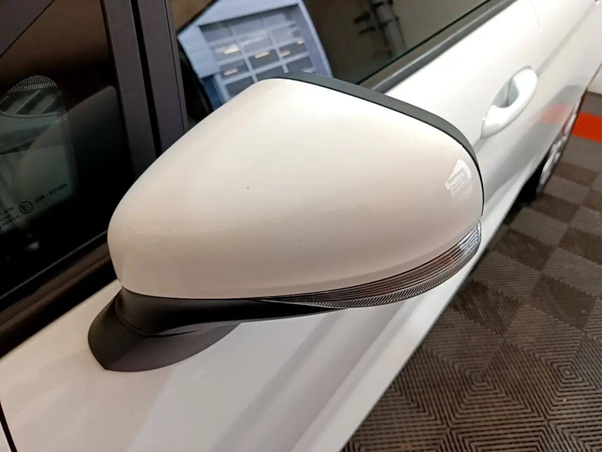 Rétroviseur droit blanc avec clignotant intégré sur Ford Fiesta 1.1 75ch COOL & CONNECT 2022, vue rapprochée côté droit.