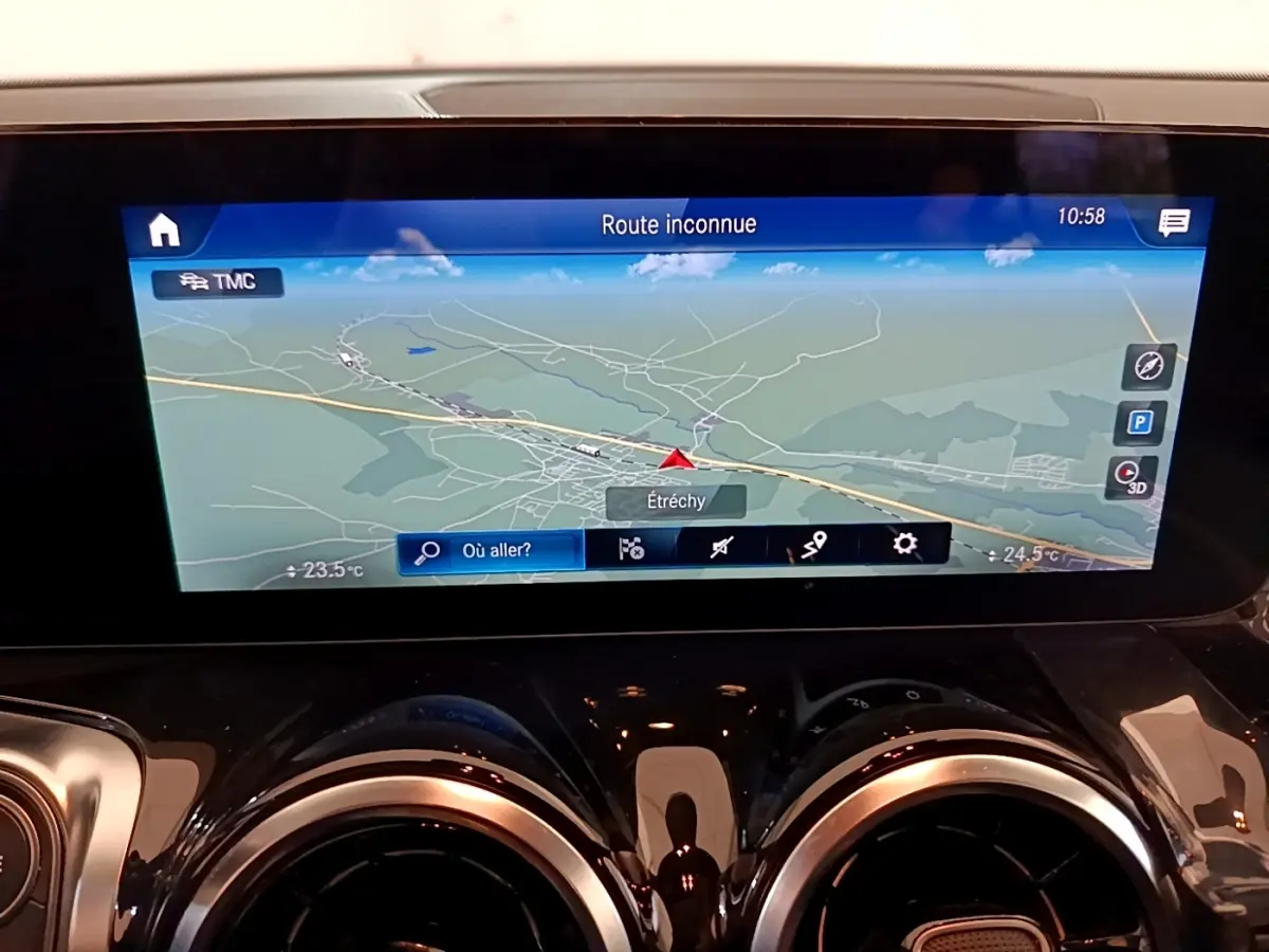 Écran tactile du système de navigation 3D du Mercedes GLB 200 d Business Line, affichage clair et moderne.