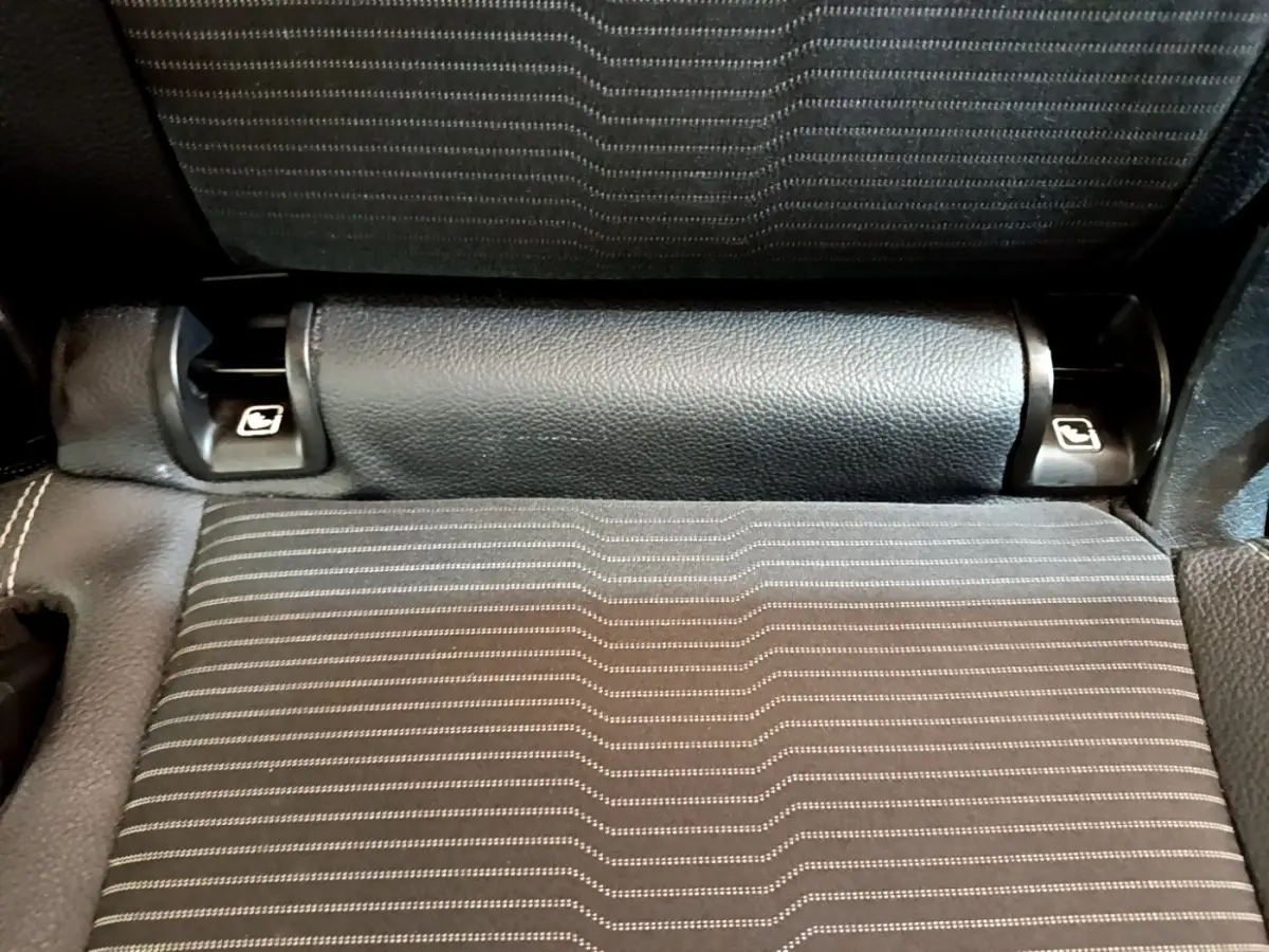 Gros plan sur la banquette arrière gris foncé à motifs rayés du Mercedes GLB 200 d Business Line 2021.