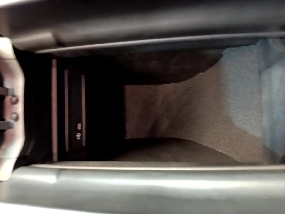 Vue rapprochée de la console centrale du Mercedes GLB 200 d Business Line 2021, montrant un compartiment de rangement intérieur.