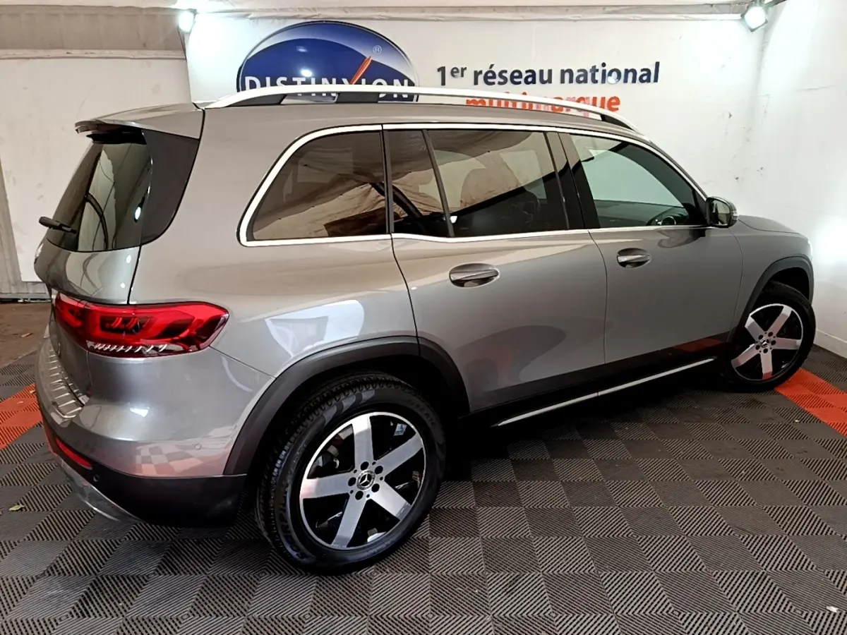 Vue 3/4 arrière droite d’un Mercedes GLB 200 d Business Line gris foncé avec jantes alliage cinq branches.