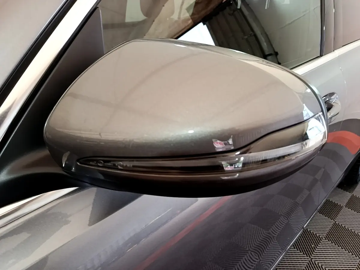 Rétroviseur droit gris foncé du Mercedes GLB 200 d Business Line 2021 avec clignotant intégré, vue rapprochée.