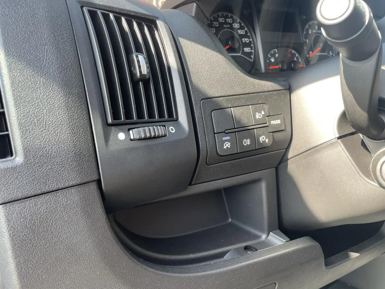 Détail du tableau de bord côté gauche du Citroën Jumper blanc 2023, montrant les commandes d'éclairage et la ventilation.