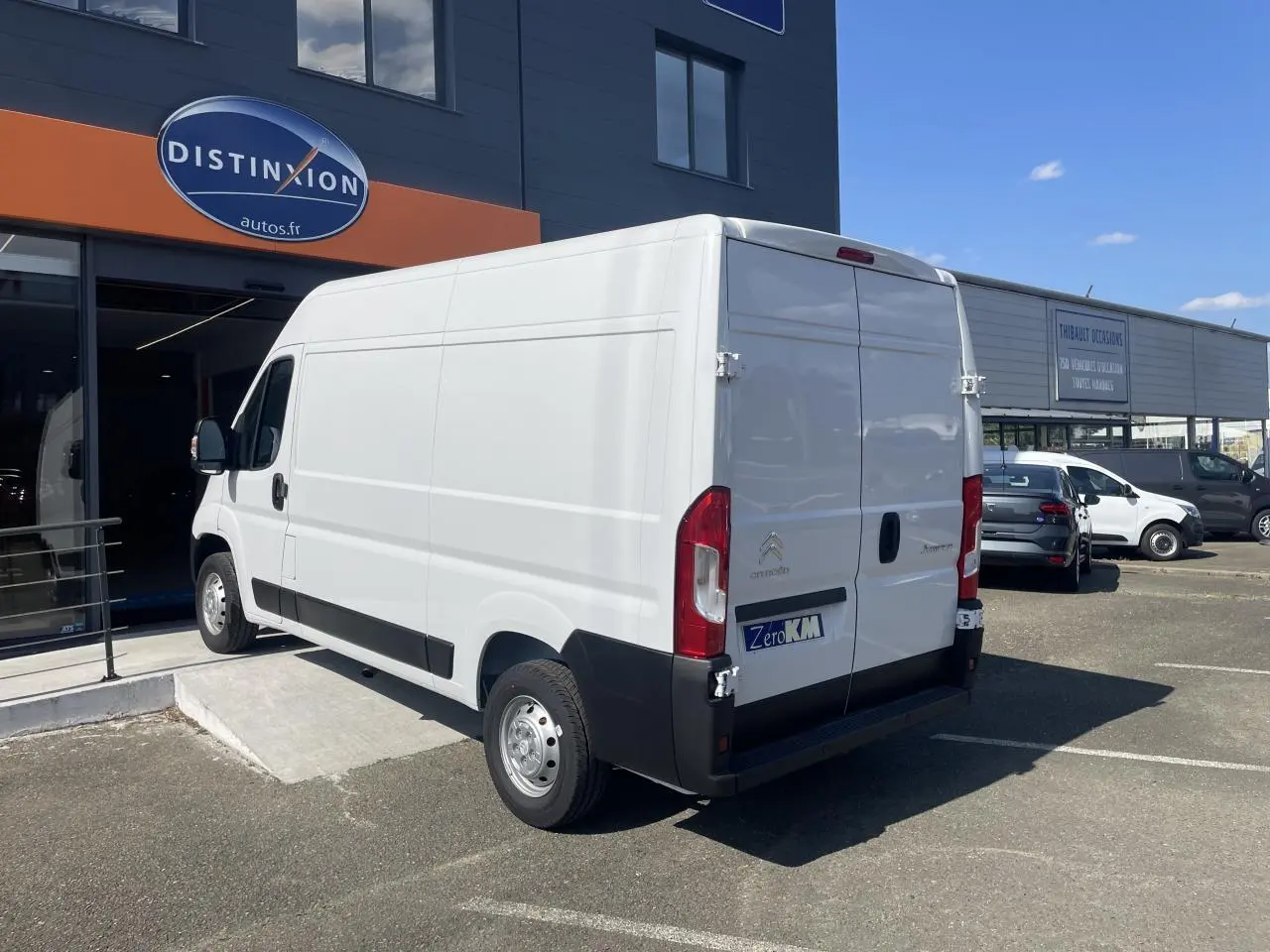 Vue 3/4 arrière droite d’un utilitaire Citroën Jumper blanc avec portes arrière tôlées et jantes acier.