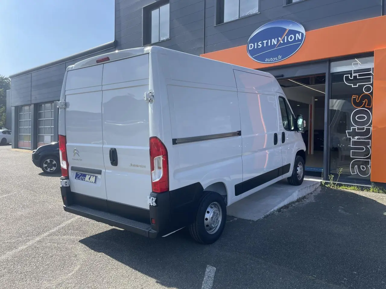 Vue 3/4 arrière droite d’un utilitaire Citroën Jumper blanc avec portes arrière tôlées et porte latérale coulissante.