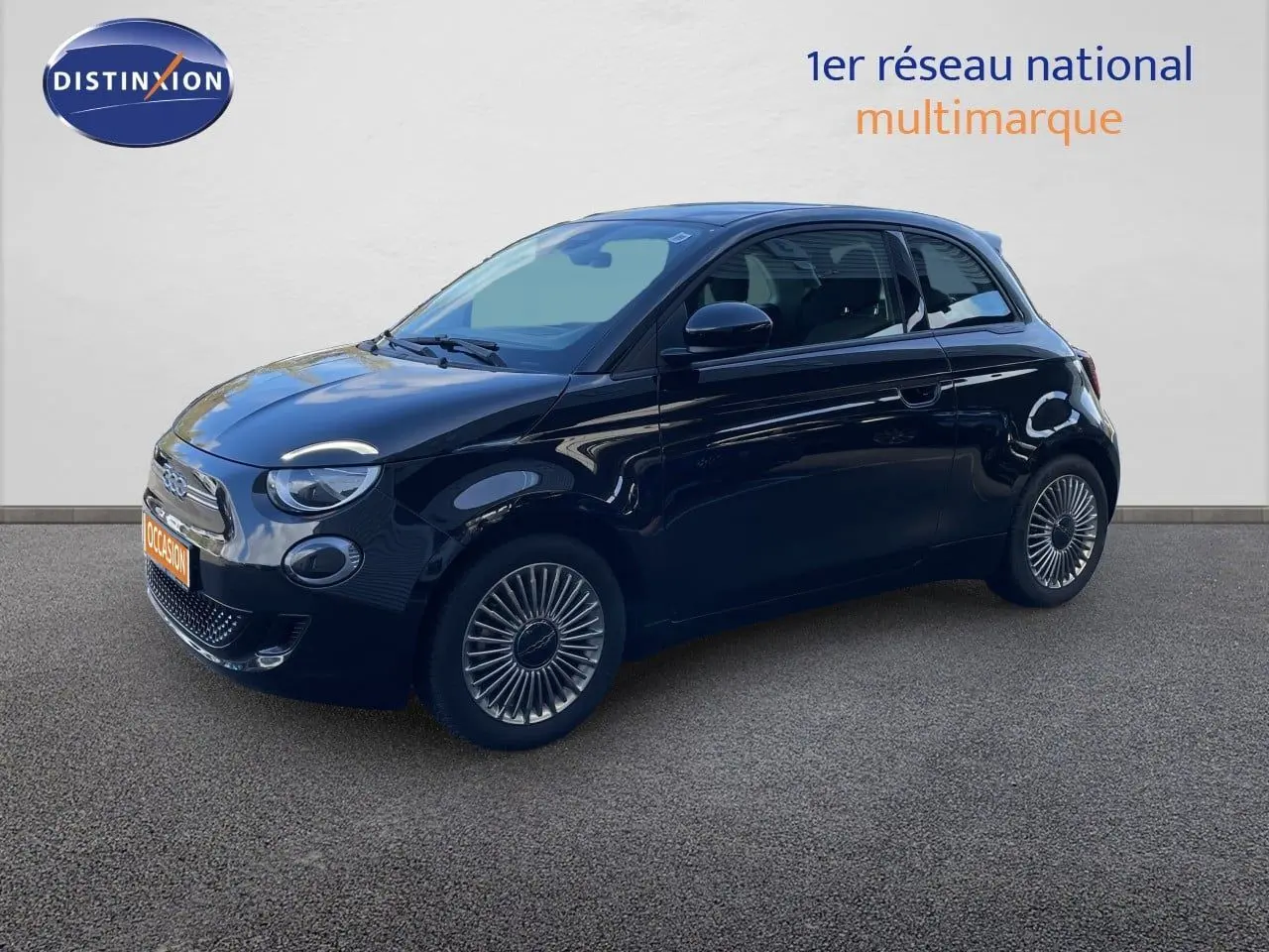 Fiat 500 électrique noir Onyx vue 3/4 avant droit, avec jantes spécifiques et calandre arrondie distinctive.